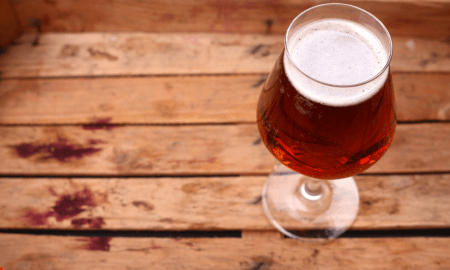 Une bière ambrée posée sur une table