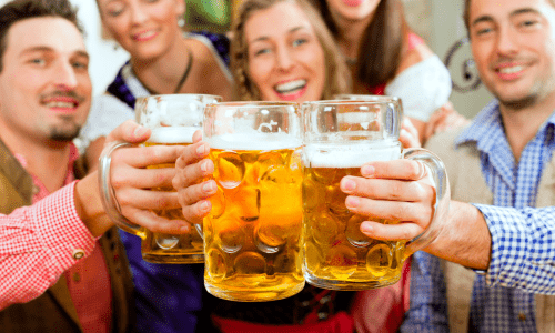 Des personnes qui boivent de la bière et peuvent potentiellement grossir